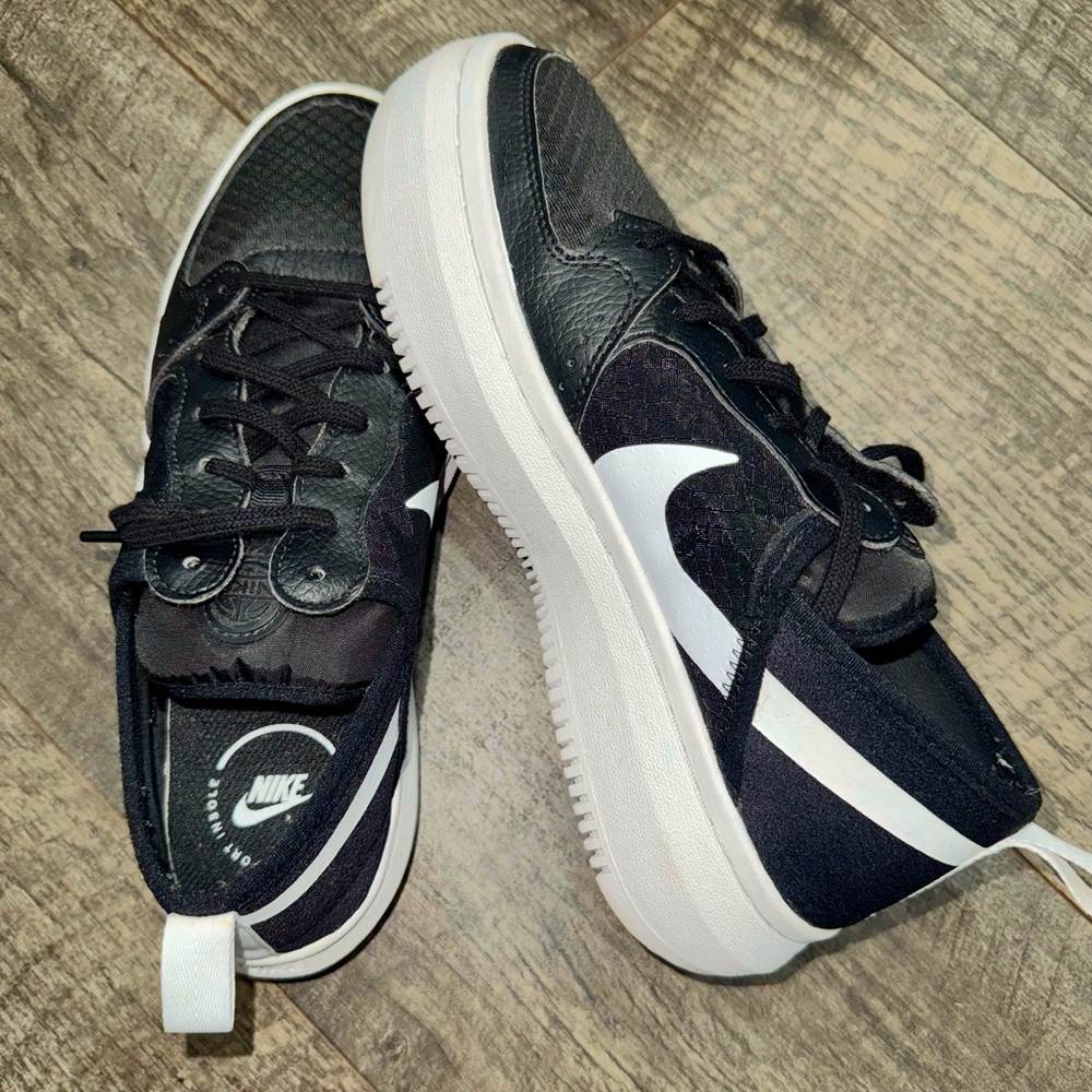 Nike Black and White Women's Sneakers